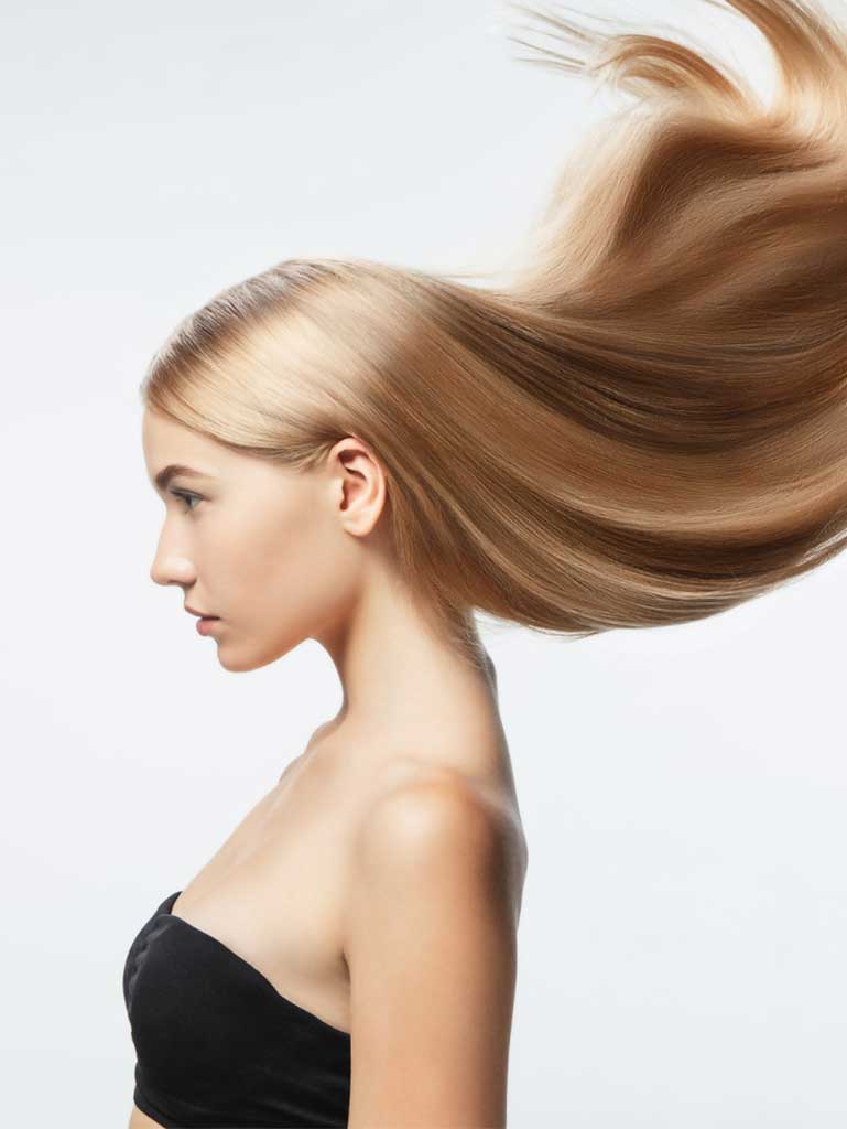 Tratamentul cu OLAPLEX previne deteriorarea părului în timpul tratării chimice.